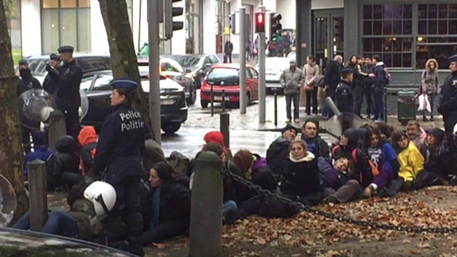 Foto facilitada por Izquierda Unida en el Parlamento Europeo en la que se ve a un grupo de manifiestantes durante la sentada.
