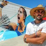 El artista de La Palma del Condado Jacobo Palos posa ante su obra / Foto: Efe