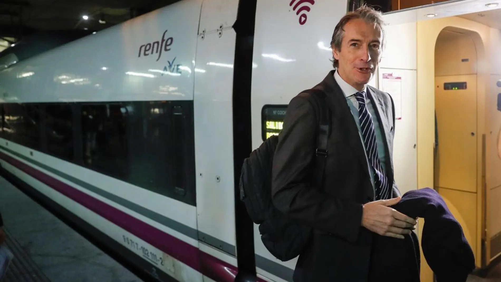 El ministro de Fomento, Íñigo de la Serna, antes de emprender viaje a Barcelona en AVE con motivo del X aniversario de la línea de alta velocidad entre Madrid y Barcelona