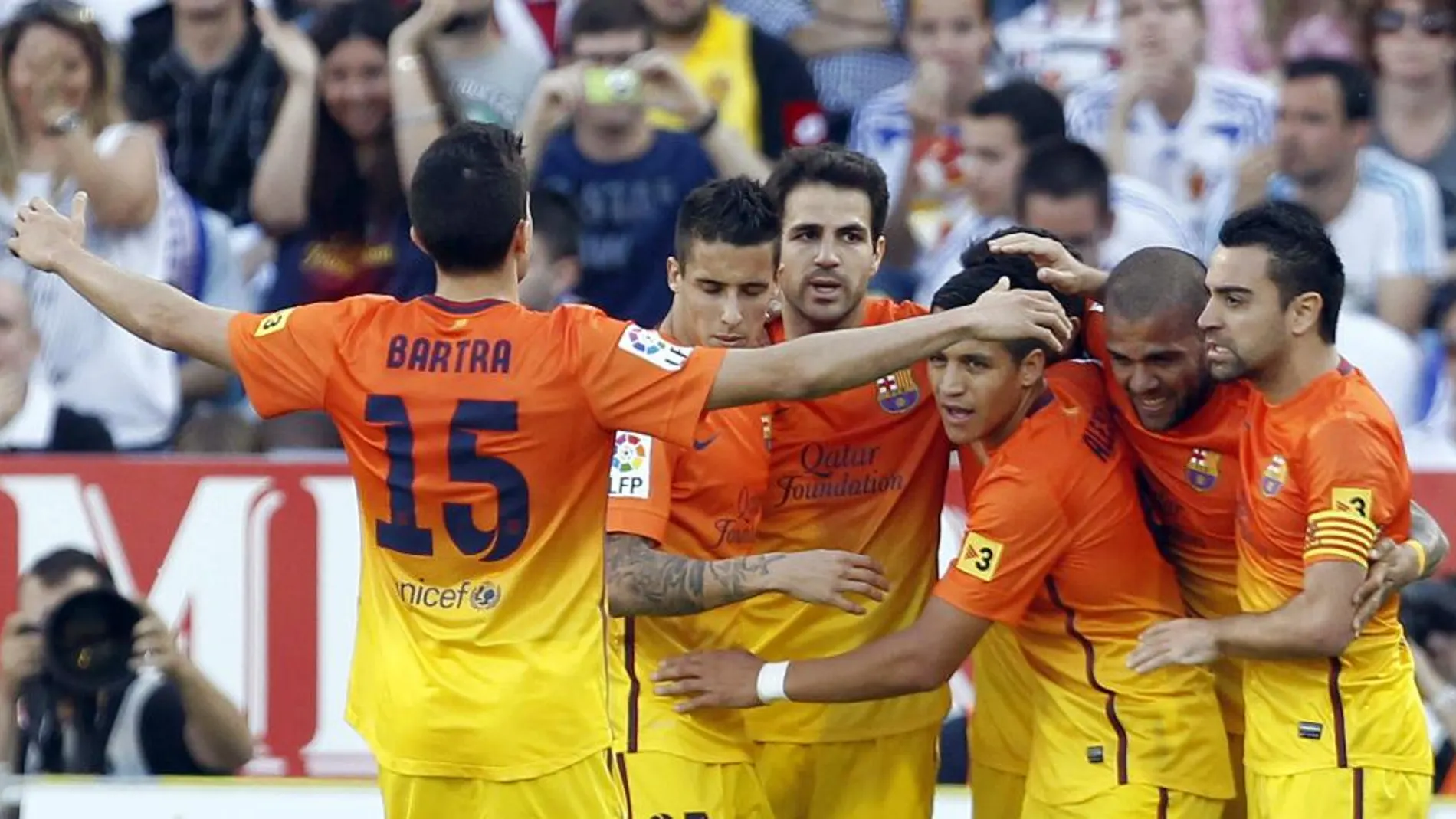 El centrocampista Thiago Alcántara celebra con sus compañeros el gol