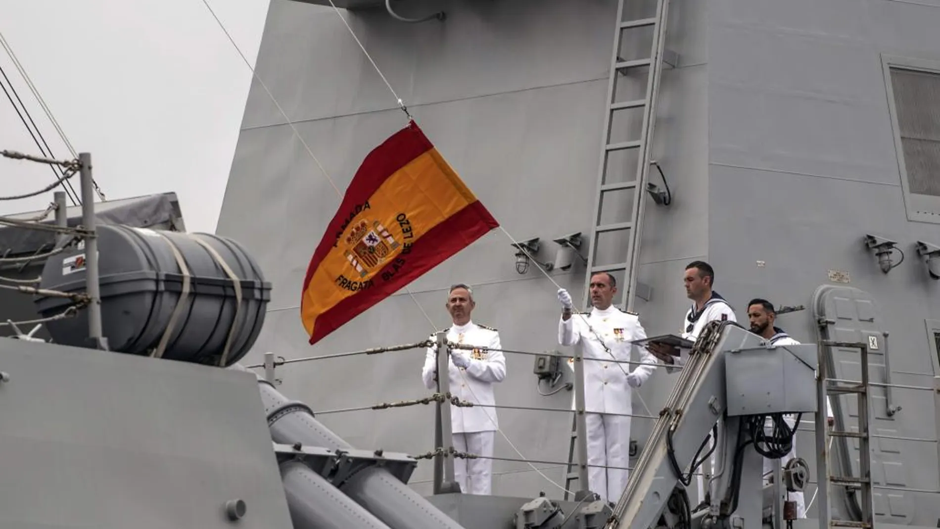 El Comandante y Capitán de la fragata "Blas de Lezo", Rafael Arcos Palacios, iza la Bandera de Combate que la fragata "Blas de Lezo"