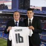 El mediocentro croata Mateo Kovacic acompañado por el presidente del Real Madrid, Florentino Pérez