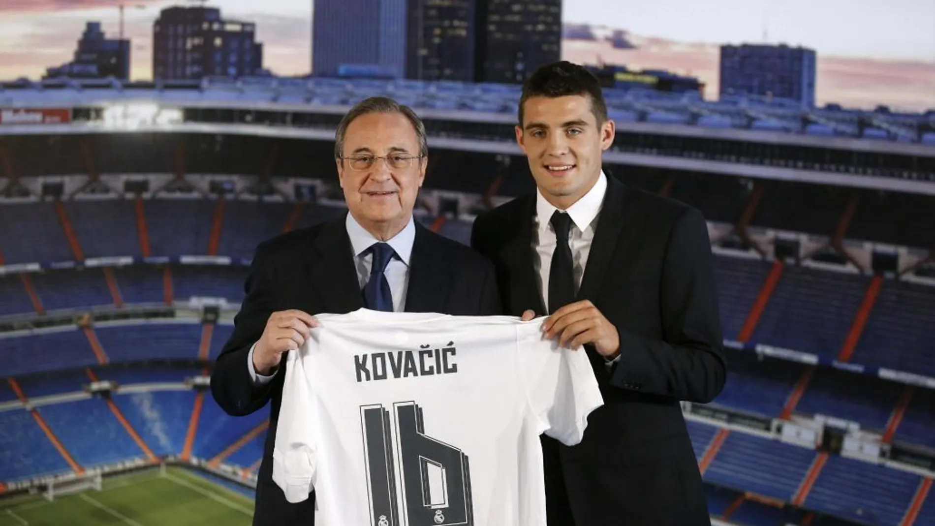 El mediocentro croata Mateo Kovacic acompañado por el presidente del Real Madrid, Florentino Pérez