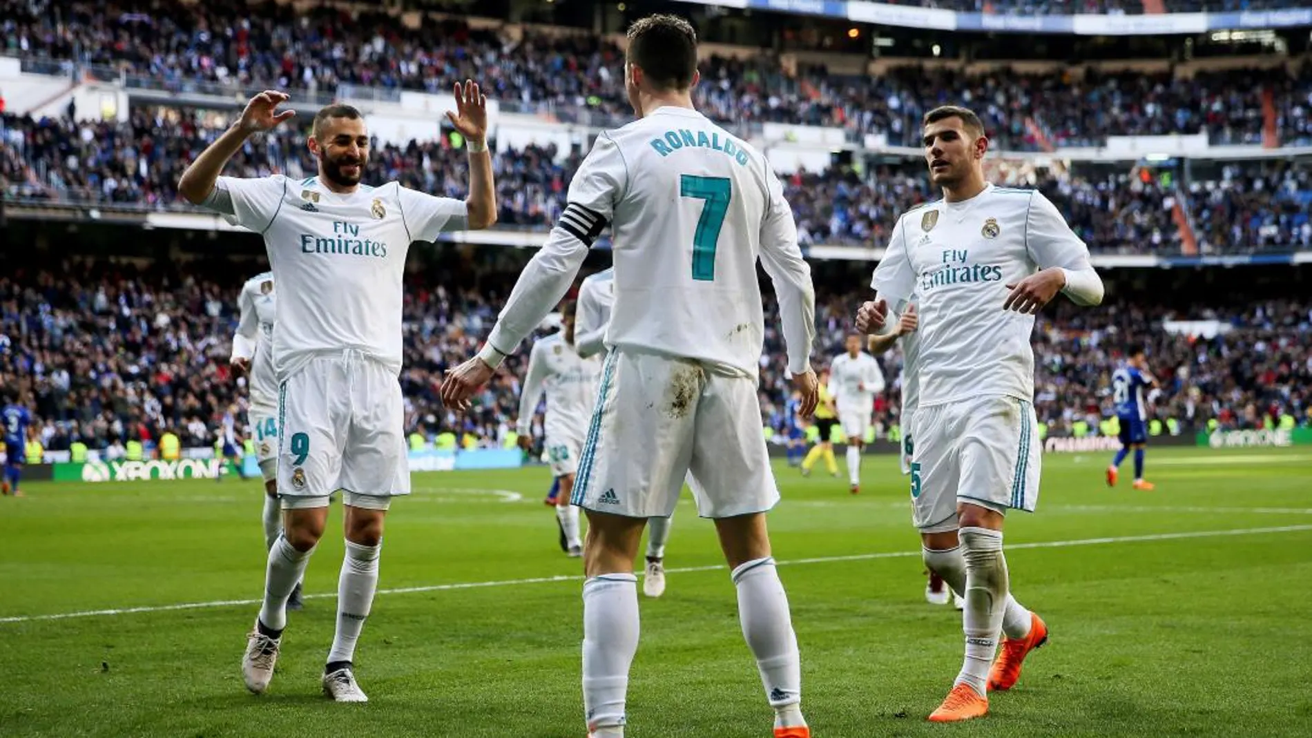 El delantero portugués del Real Madrid Cristiano Ronaldo (c), festeja su gol durante el partido contra el Deportivo Alavés
