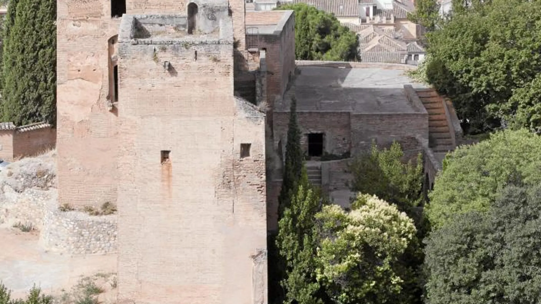 La Alhambra ha iniciado el proceso de licitación de las obras de consolidación y conservación del conjunto fortificado de Torres Bermejas para adecuar este espacio, cuya formalización se atribuye a la dinastía nazarí, y poder abrirlo a la visita pública e integrarlo en los itinerarios de su entorno. La intervención tendrá un plazo aproximado de 18 meses y un presupuesto de casi 1,4 millones de euros.