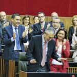 Los diputados socialistas aplaudieron de nuevo las medidas del presidente de la Junta
