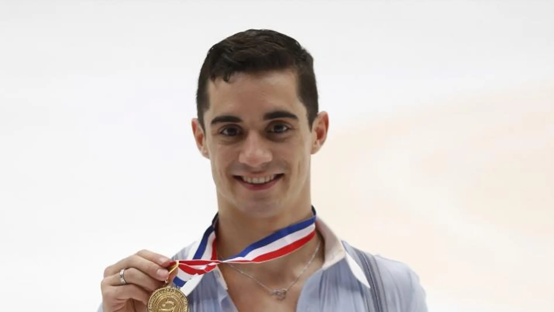 Javier Fernández muestra la medalla de oro lograda en China en 2015