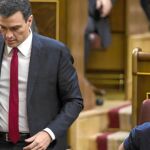 El líder del PSOE, Pedro Sánchez, y el secretario general de Podemos, Pablo Iglesias, la semana pasada en el Congreso de los Diputados