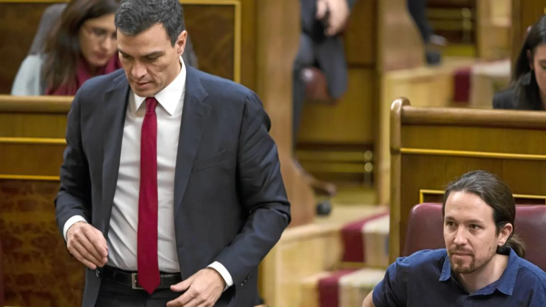 El líder del PSOE, Pedro Sánchez, y el secretario general de Podemos, Pablo Iglesias, la semana pasada en el Congreso de los Diputados