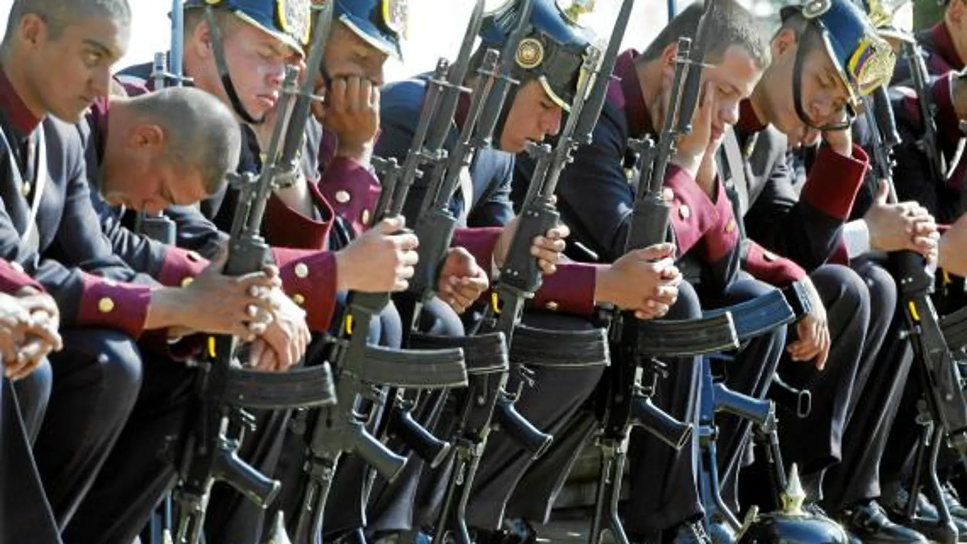 Soldados de la Guardia presidencial de Colombia durante un descanso