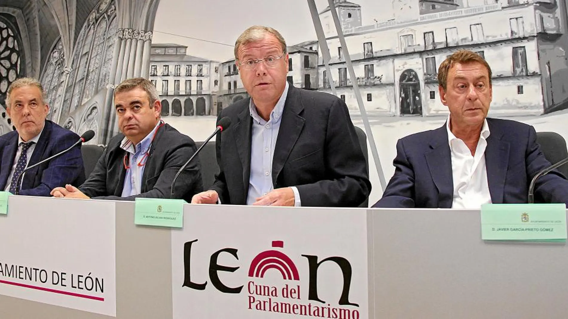 El alcalde Antonio Silván y su equipo de Gobierno presenta el informe del Observatorio Ocupacional