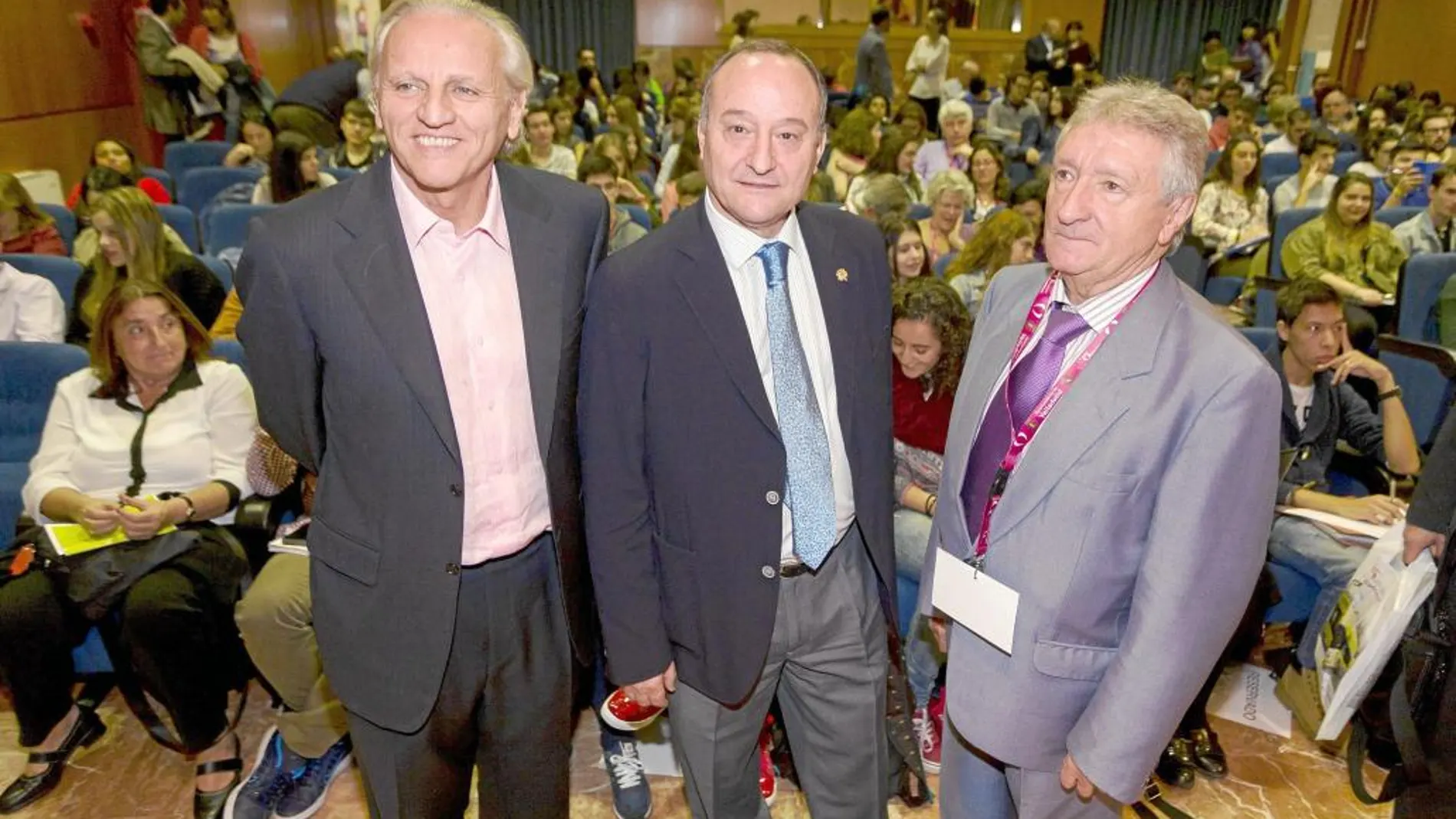 Álex Grijelmo junto con el rector de la UVA Daniel Miguel y el catedrático Celso Almuiña
