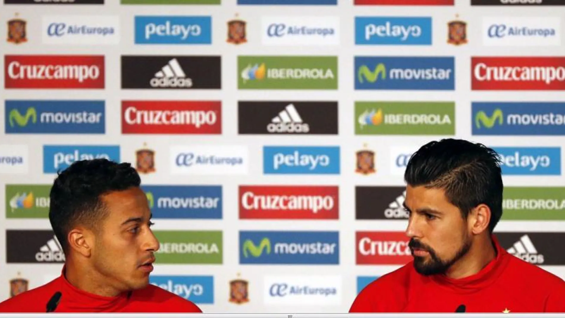 Los jugadores de la selección española de fútbol Thiago Alcantara (i) y Manuel Agudo "Nolito"durante la rueda de prensa