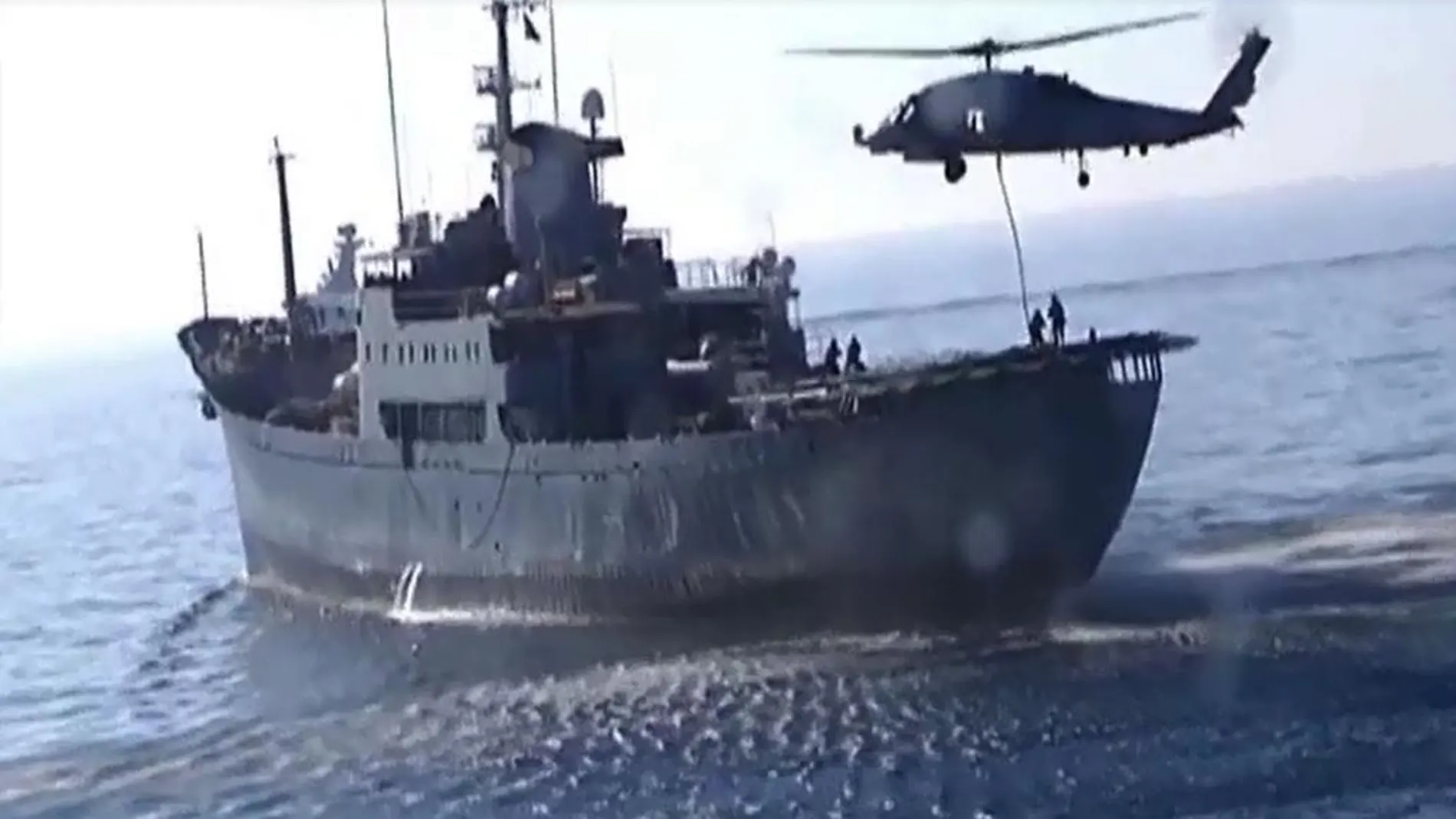 La Armada localiza tres embarcaciones cargadas con droga cuando estaba de maniobras en aguas de Cádiz