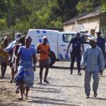 Autoridades locales y un grupo de residentes llegan al lugar donde se encontraron los cuerpos sin vida de 8 soldados y de 3 civiles