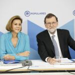 La secretaria general del PP, María Dolores de Cospedal, junto al expresidente del Gobierno, Mariano Rajoy, en la Comisión Ejecutiva del partido / Foto: J. Fdez-Largo