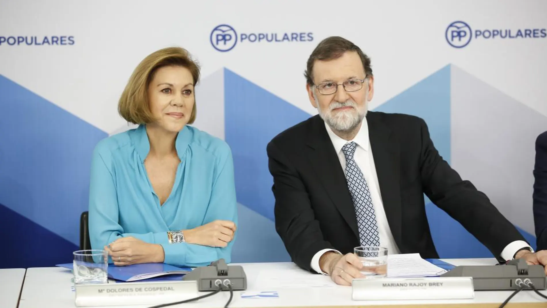 La secretaria general del PP, María Dolores de Cospedal, junto al expresidente del Gobierno, Mariano Rajoy, en la Comisión Ejecutiva del partido / Foto: J. Fdez-Largo