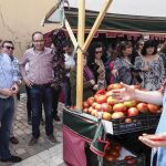 El presidente de la Diputación de Valladolid, Jesús Julio Carnero, visita el Mercado, acompañado de parte de su equipo de gobierno y de la alcaldesa Natividad Casares