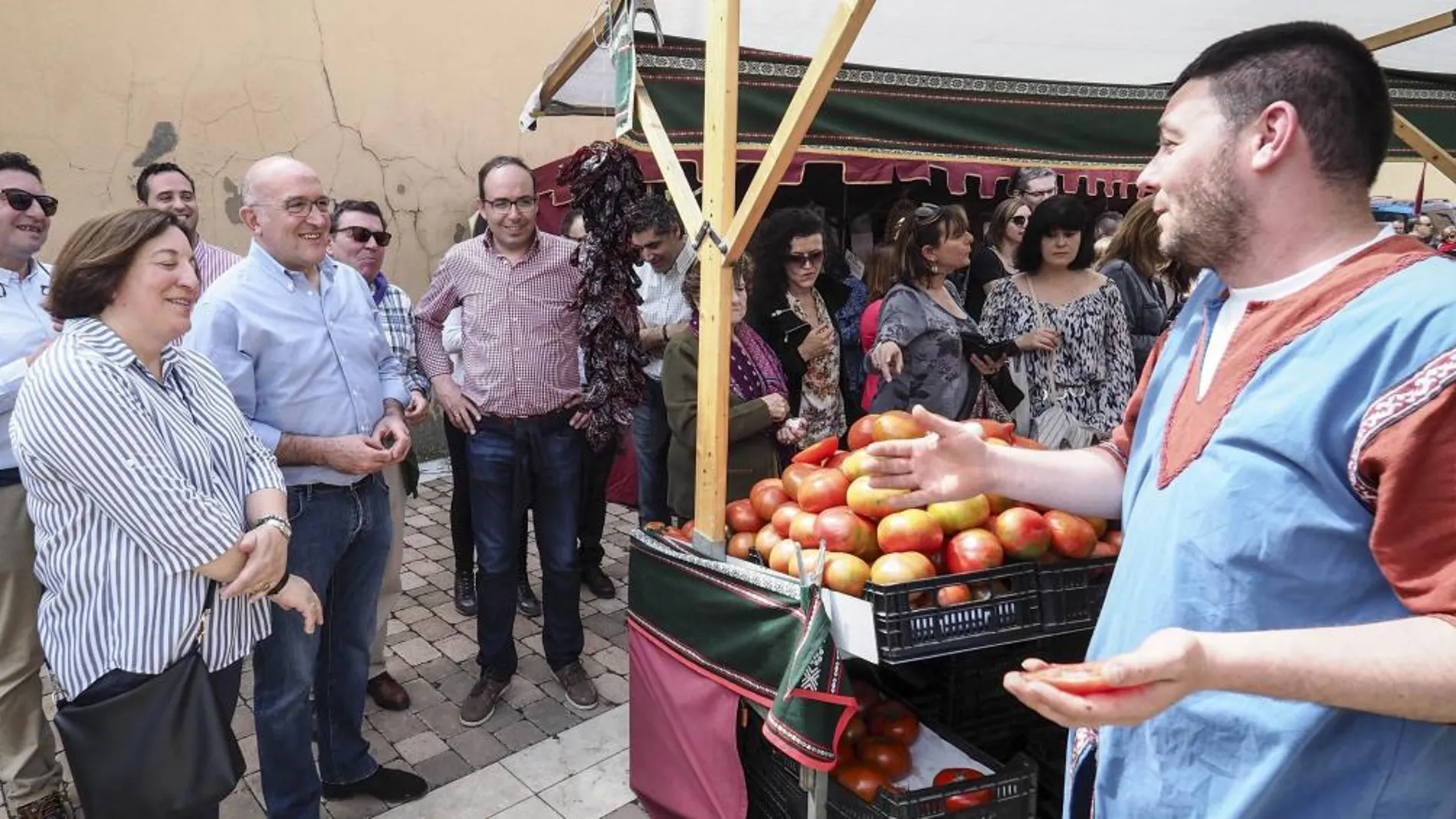El presidente de la Diputación de Valladolid, Jesús Julio Carnero, visita el Mercado, acompañado de parte de su equipo de gobierno y de la alcaldesa Natividad Casares