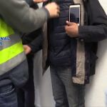Con un pinganillo les 'soplaban' las respuestas y con un permiso de residencia muy bien falsificado evitaban ser 'pillados'