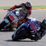 Jorge Lorenzo (Movistar Yamaha) y Jack Miller (LCR Honda) durante la primera sesión de entrenamientos de MotoGP en el circuito turolense de Motorland Alcañiz.