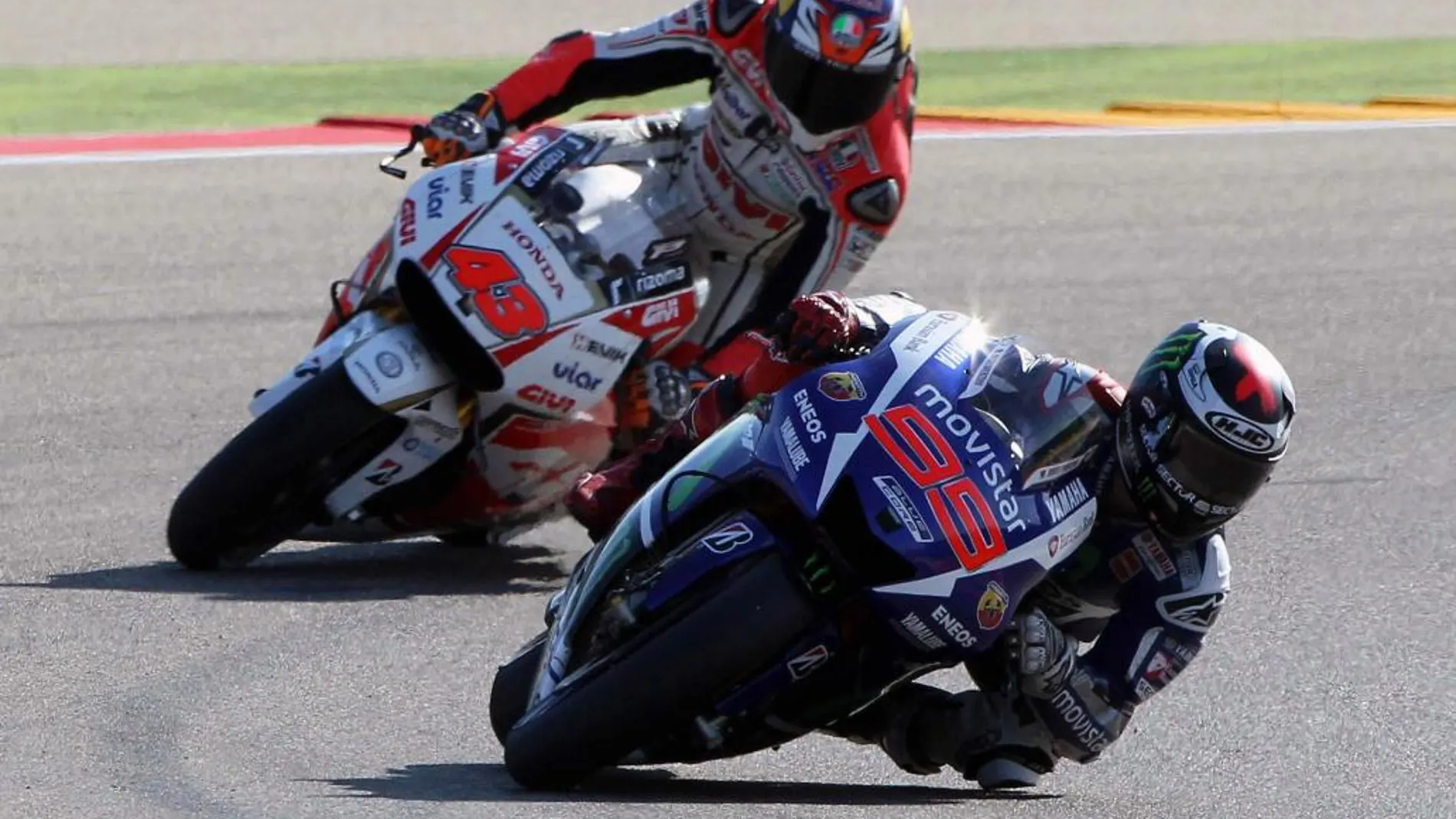 Jorge Lorenzo (Movistar Yamaha) y Jack Miller (LCR Honda) durante la primera sesión de entrenamientos de MotoGP en el circuito turolense de Motorland Alcañiz.