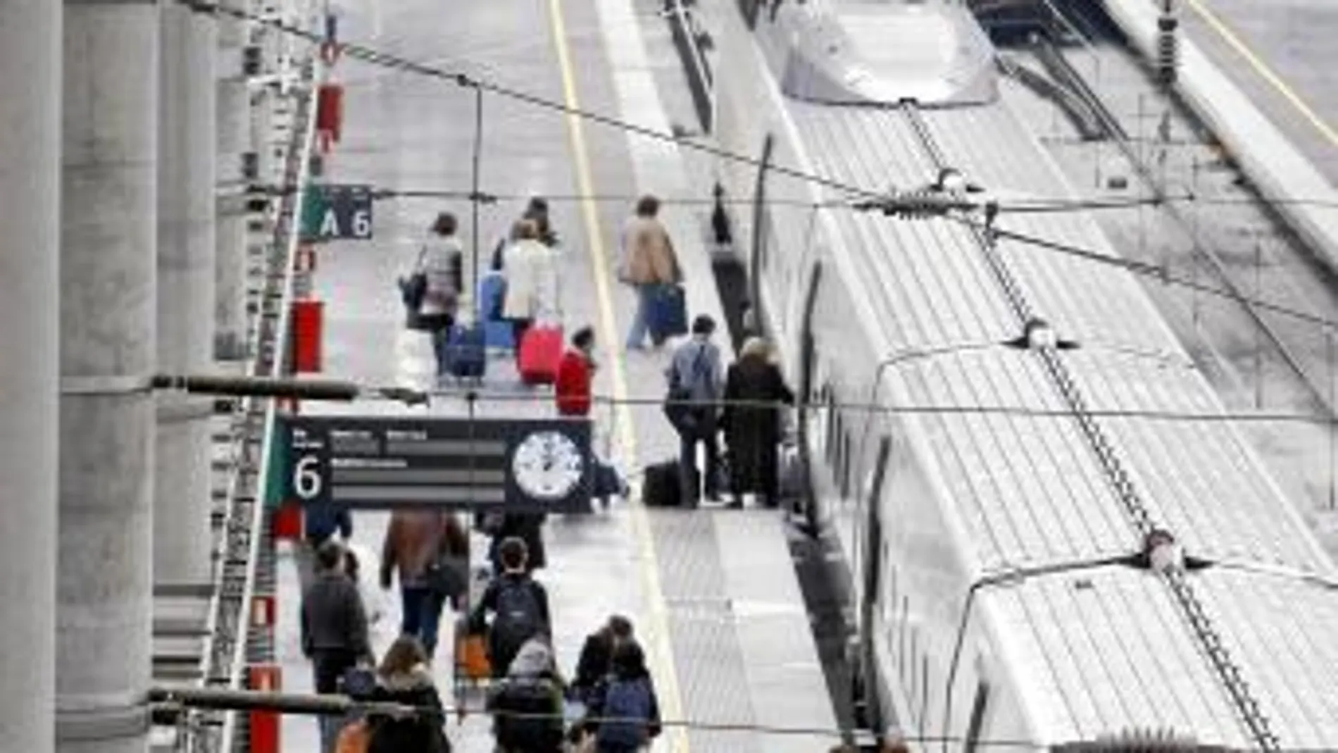 Pocos fueron los viajeros que acudieron ayer a la nueva estación de Atocha sin su cámara para inmortalizar el primer viaje a Valencia