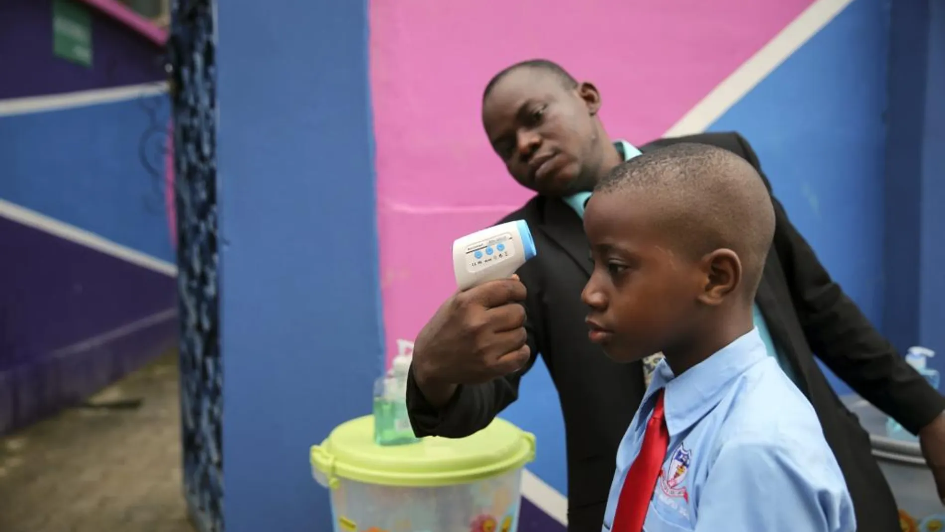 Un médico realiza pruebas del ébola a un alumno, en septiembre de 2014, poco antes de que el país fuera declarado libre de esta enfermedad