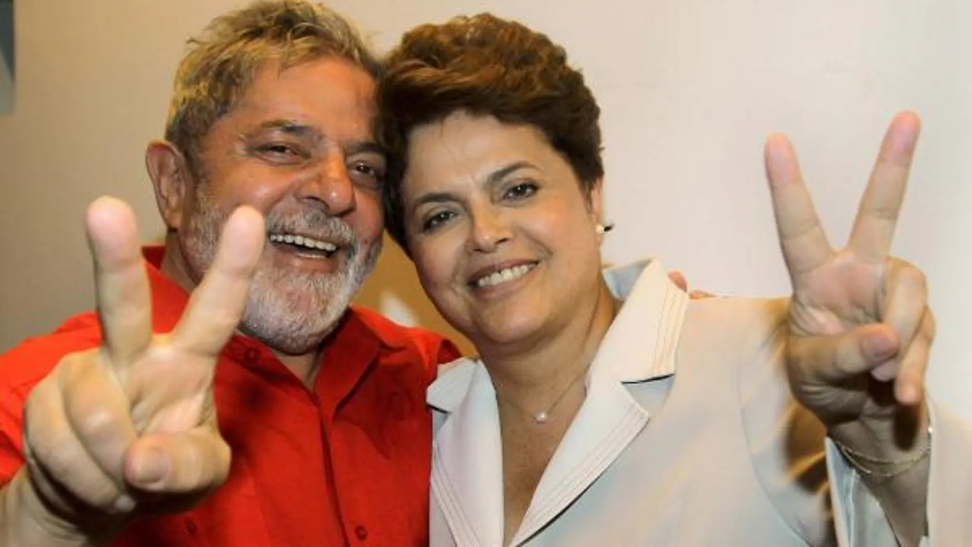 El presidente brasileño Luiz Lula da Silva, hace el signo de la victoria junto a Dilma Rousseff, presidenta del país