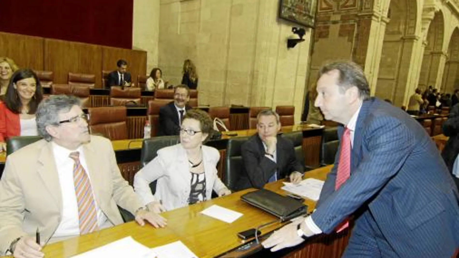Carmen Martínez Aguayo y Manuel Recio, junto a Luis Pizarro, en un Pleno del Parlamento