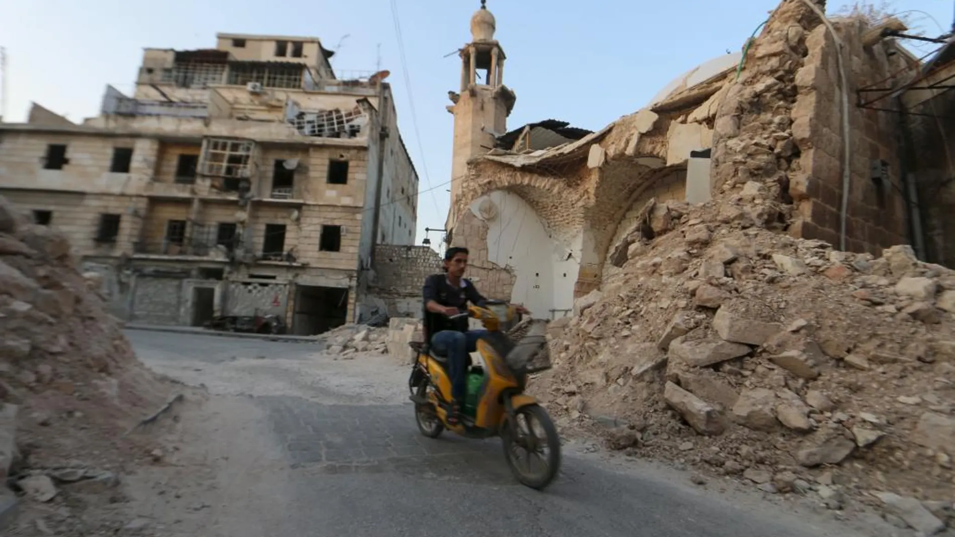 Un hombre conduce una moto en Alepo