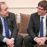 Alex Salmond y Carles Puigdemont, ayer, en un acto en el que coincidieron en Londres