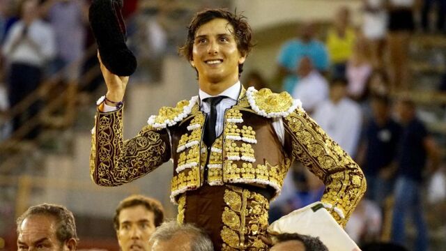 Andrés Roca Rey sale a hombros de la Plaza de Toros de Alicante / David García