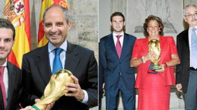 El presidente de la Generalitat, junto al jugador de la selección y del Valencia CF, Juan Mata, en la recepción de la Copa del Mundo de fútbol. A la derecha, Rita Barberá, Mata y el presidente federativo Vicente Muñoz