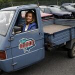 La ministra de Empleo, Fátima Báñez, en un motocarro durante la visita a un centro especial de reciclaje de vehículos que ofrece trabajo a discapacitados