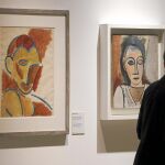 Uno de los visitantes en atenta admiración de los cuadros de Picasso.