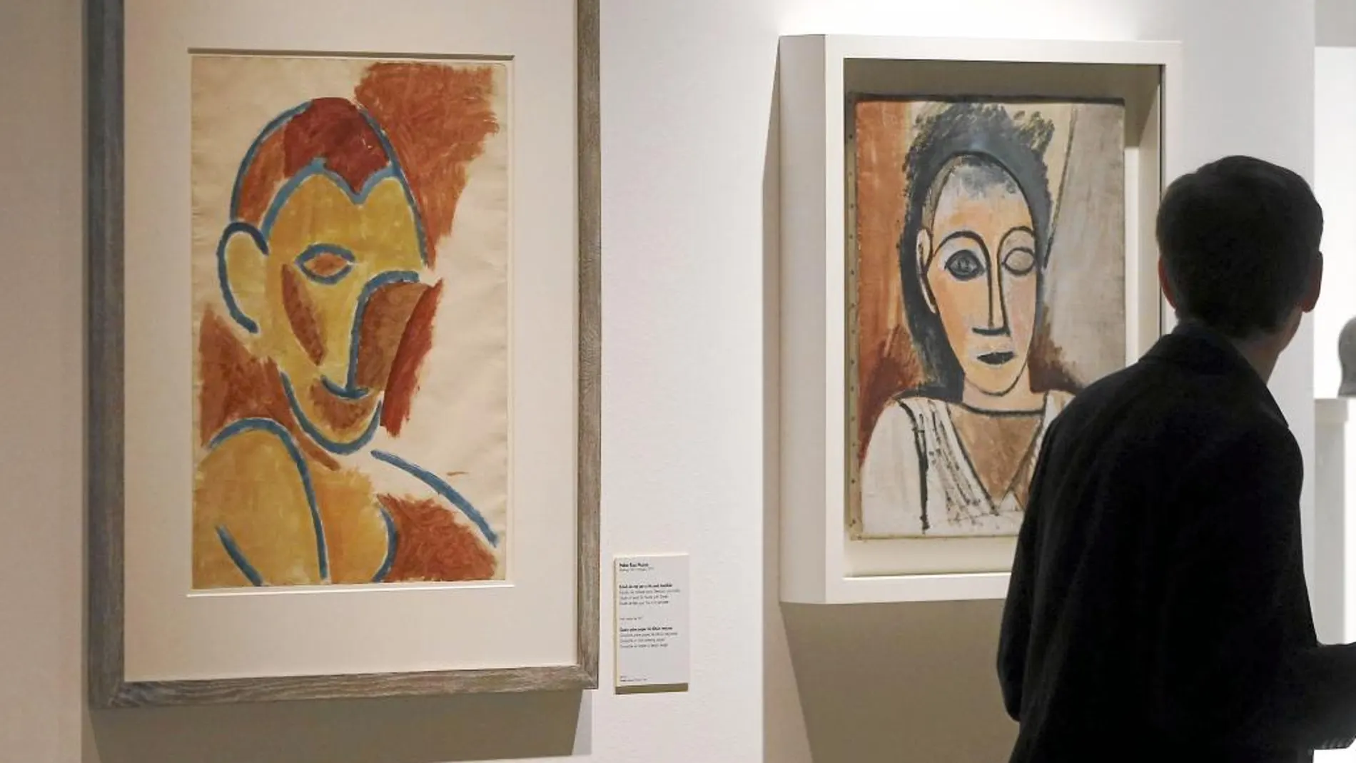 Uno de los visitantes en atenta admiración de los cuadros de Picasso.