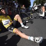 El ciclista alemán Tony Martin se sienta tras su caída en el último kilómetro de la sexta etapa del Tour.