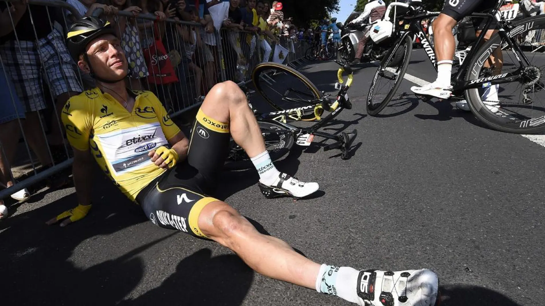 El ciclista alemán Tony Martin se sienta tras su caída en el último kilómetro de la sexta etapa del Tour.