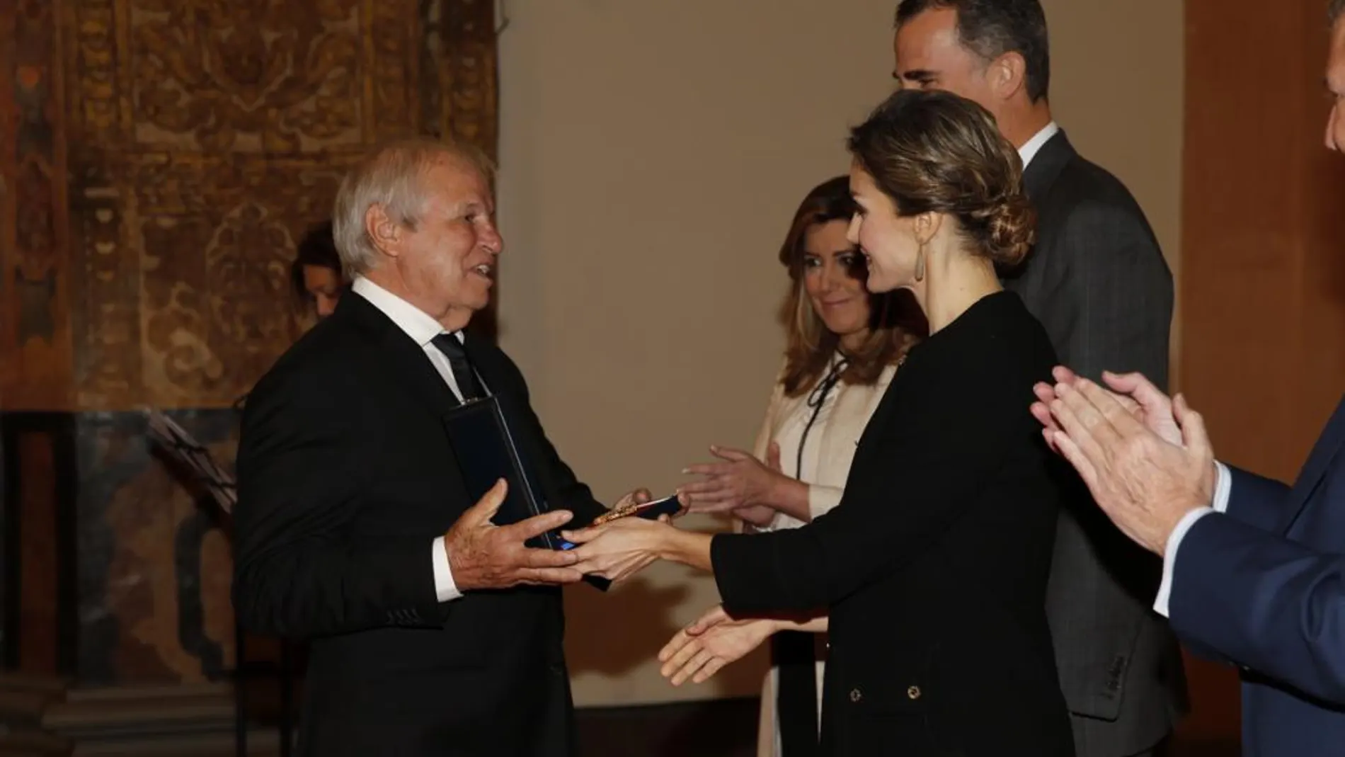 La Reina Letizia entrega la Medalla de Oro al Mérito en las Bellas Artes del año 2014 a Manuel Benítez «El Cordobés»