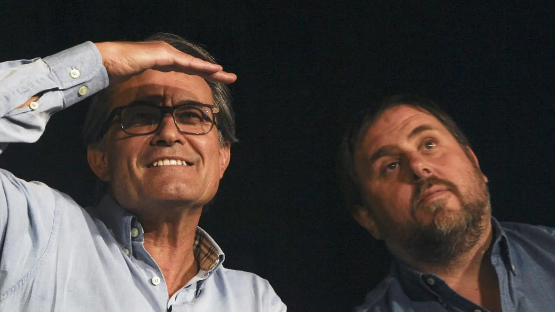 El presidente de la Generalitat y candidato numero 4 por 'Junts pel Sí', Artur Mas (i) y el candidato número 5 y presidente de ERC, Oriol Junqueras(d)