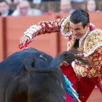 José María Manzanares cortó dos orejas en su primer toro de la tarde de la novena corrida de abono de la Plaza de la Maestranza de Sevilla