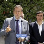 El presidente del Gobierno en funciones, Mariano Rajoy (c), comparece durante su visita a Salamanca