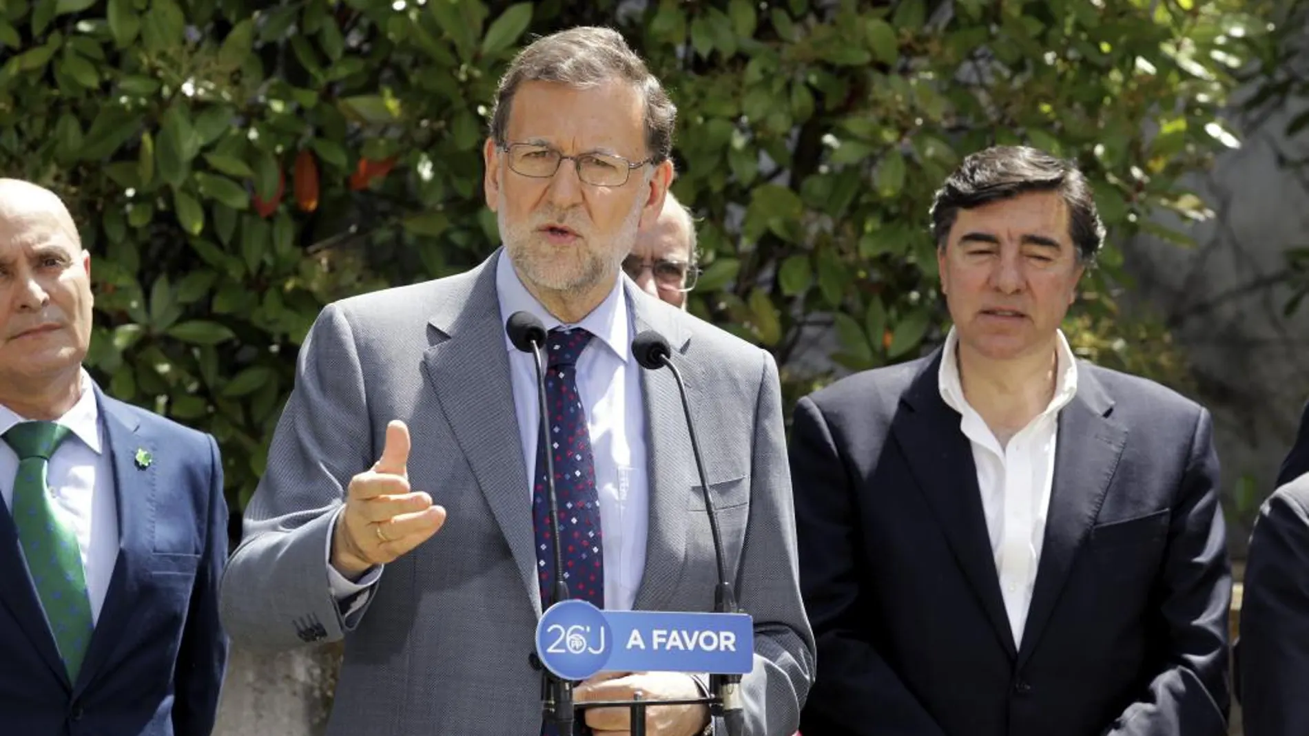 El presidente del Gobierno en funciones, Mariano Rajoy (c), comparece durante su visita a Salamanca
