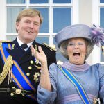 El príncipe Guillermo y la reina Beatriz saludan desde el balcón del Palacio Real, en La Haya