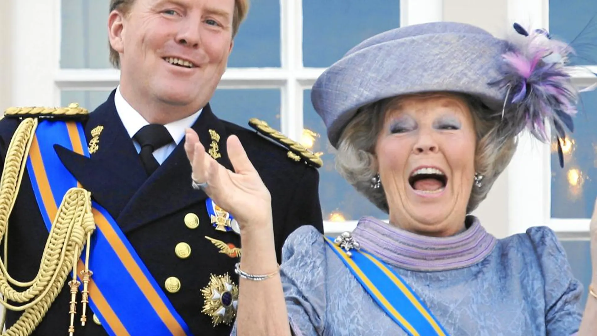 El príncipe Guillermo y la reina Beatriz saludan desde el balcón del Palacio Real, en La Haya