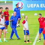 La selección española junto al seleccionador nacional Vicente del Bosque (2i) durante el entrenamiento llevado a cabo ayer en la Isla de Ré.