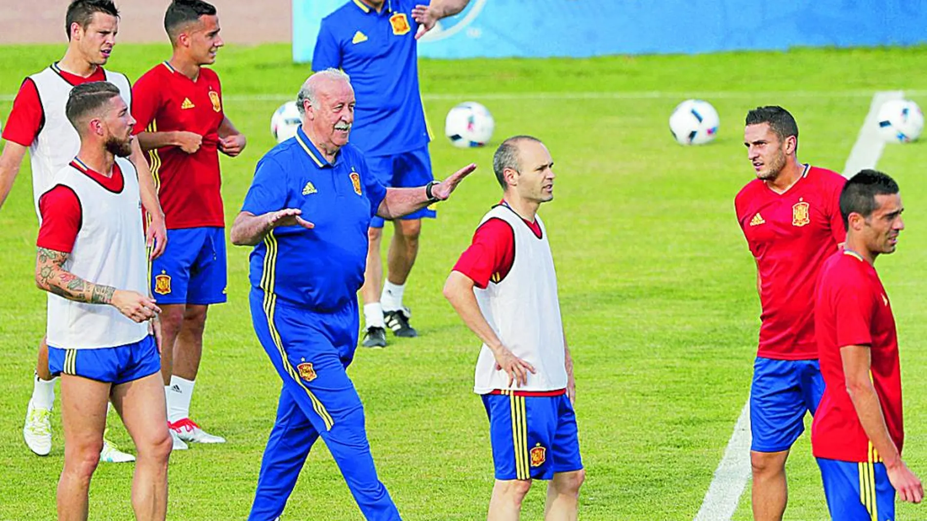 La selección española junto al seleccionador nacional Vicente del Bosque (2i) durante el entrenamiento llevado a cabo ayer en la Isla de Ré.