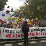Imagen de la cabecera de la manifestación contra la pobreza.