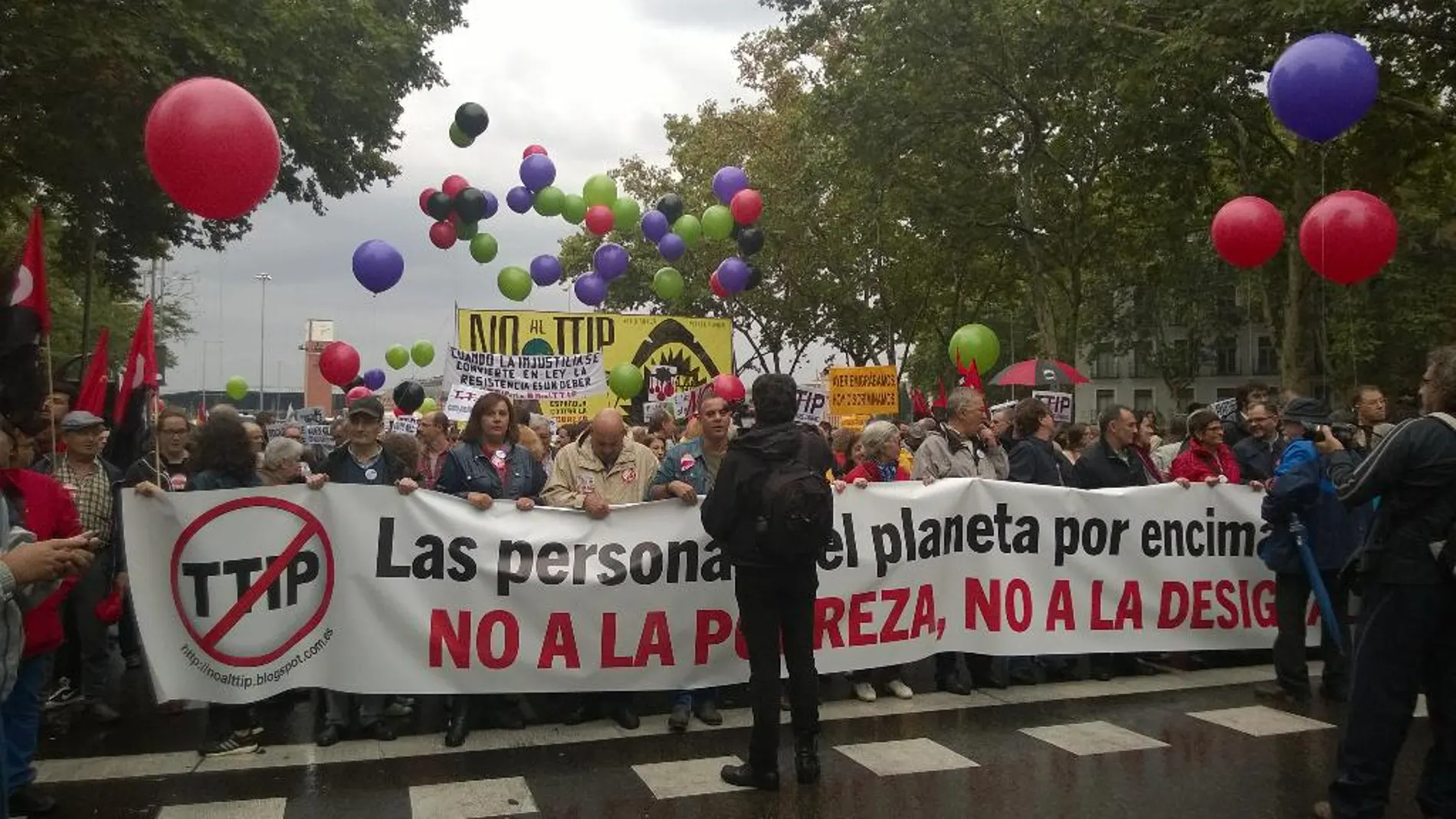 Imagen de la cabecera de la manifestación contra la pobreza.